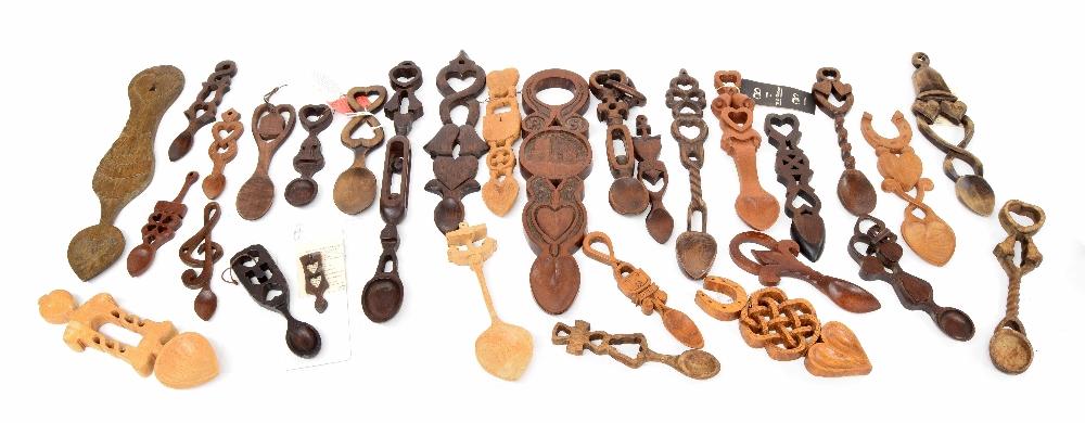 Collection de trente cuillères d'amour galloises en bois sculpté, ensemble avec ...